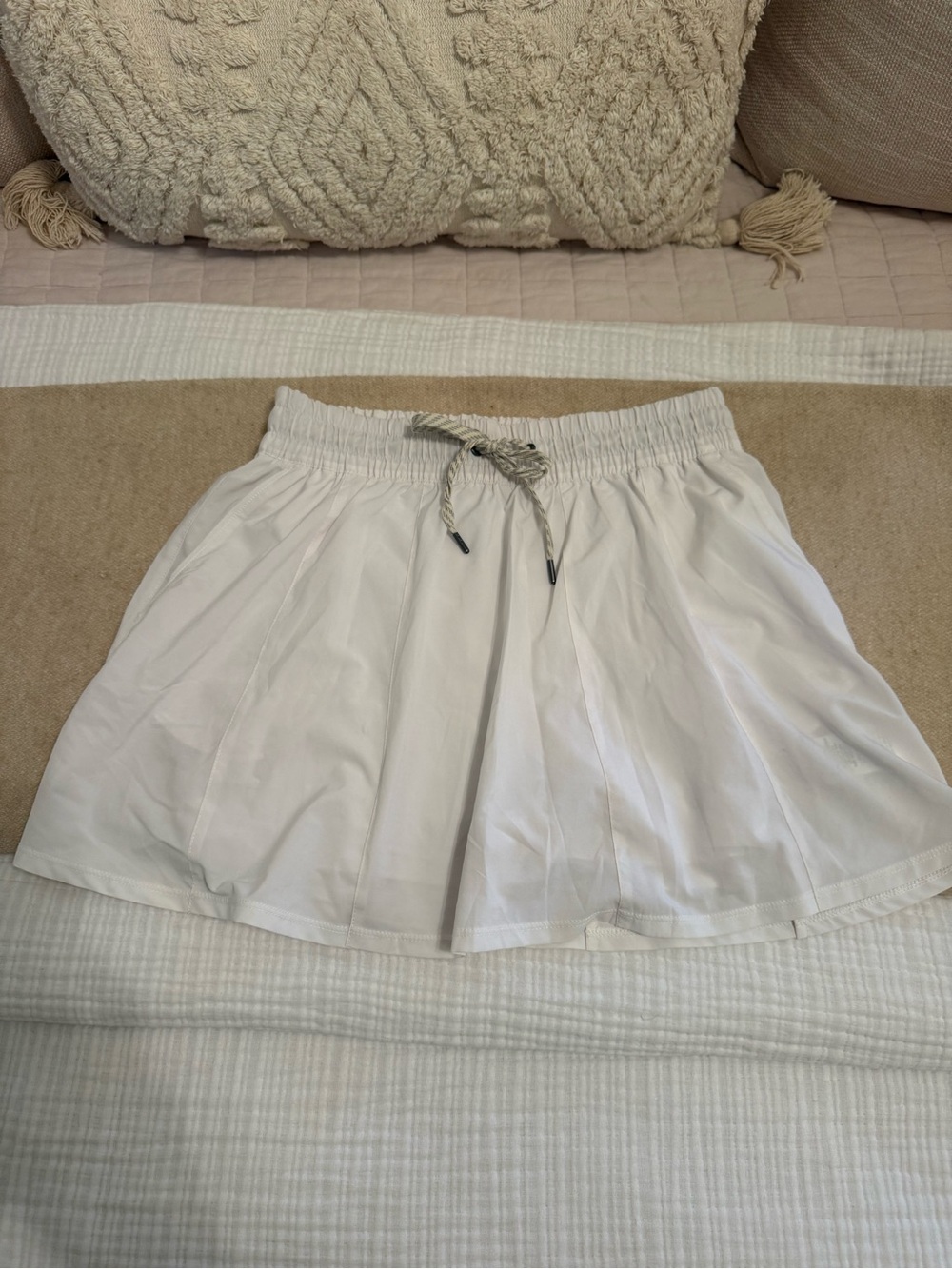 Women's White Drawstring Pleated Skort